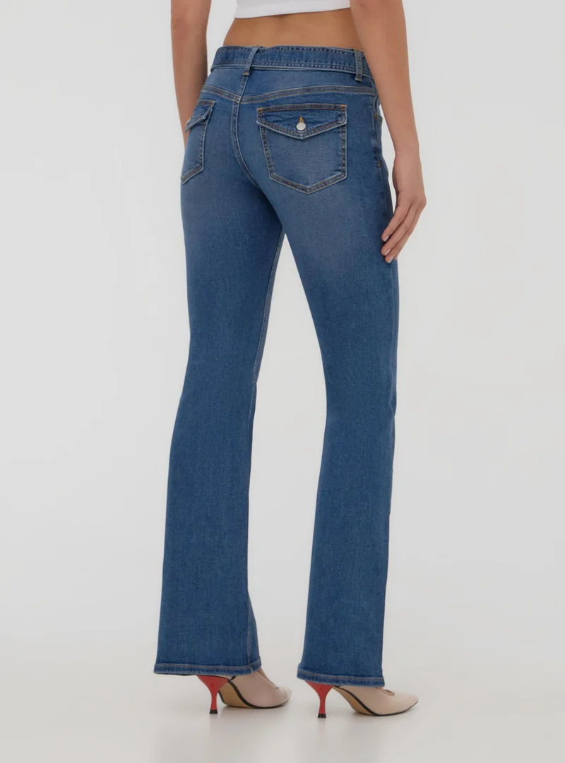 Jeans a zampa a vita bassa con cintura