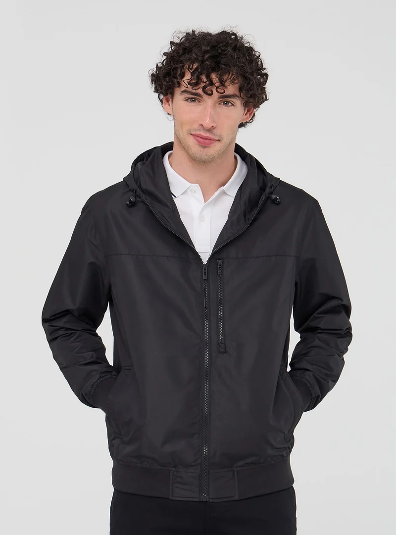 Giubbino leggero in nylon impermeabile con cappuccio