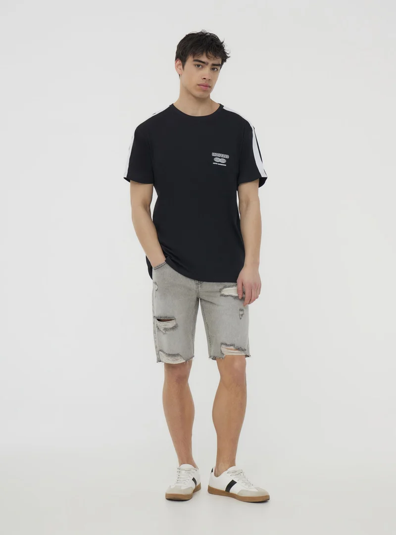 Pantaloncini di jeans con stappi sfrangiati