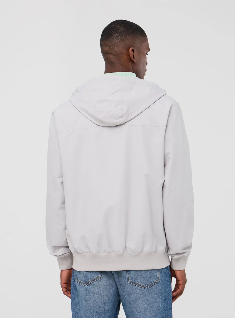 Giubbino leggero in nylon impermeabile con cappuccio