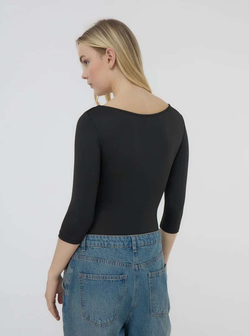 Body con scollo ampio e maniche a tre quarti