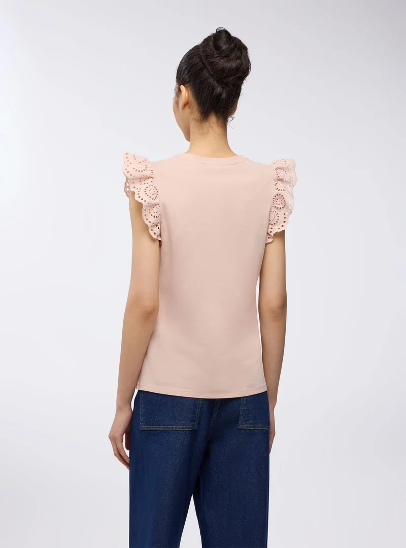 T-shirt con balze in sangallo