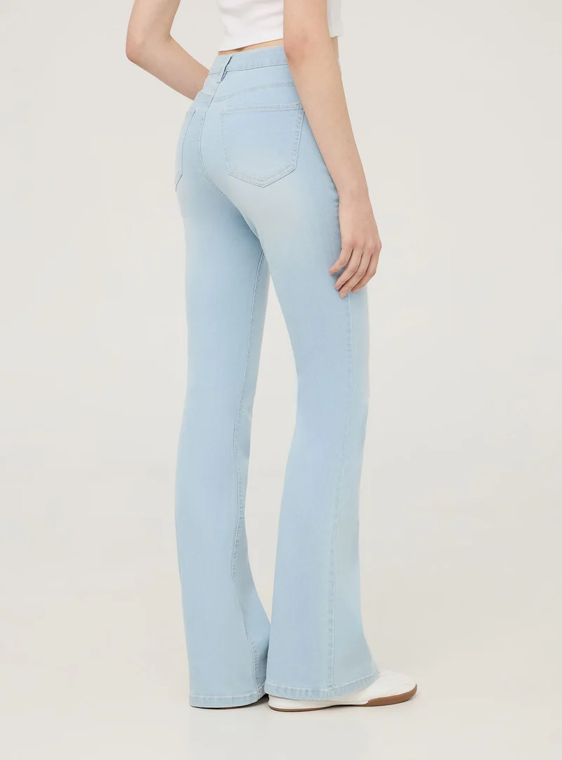 Jeans chiari a zampa a vita alta