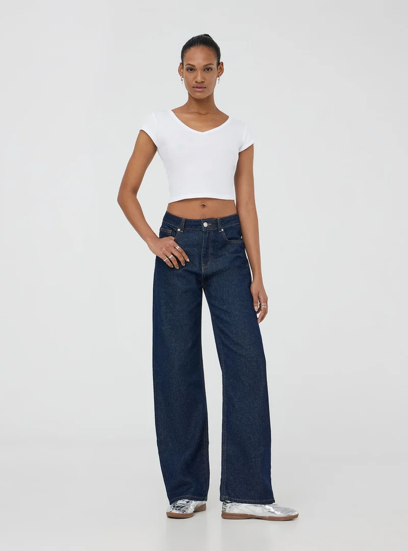 T-shirt crop tinta unita con scollo a v