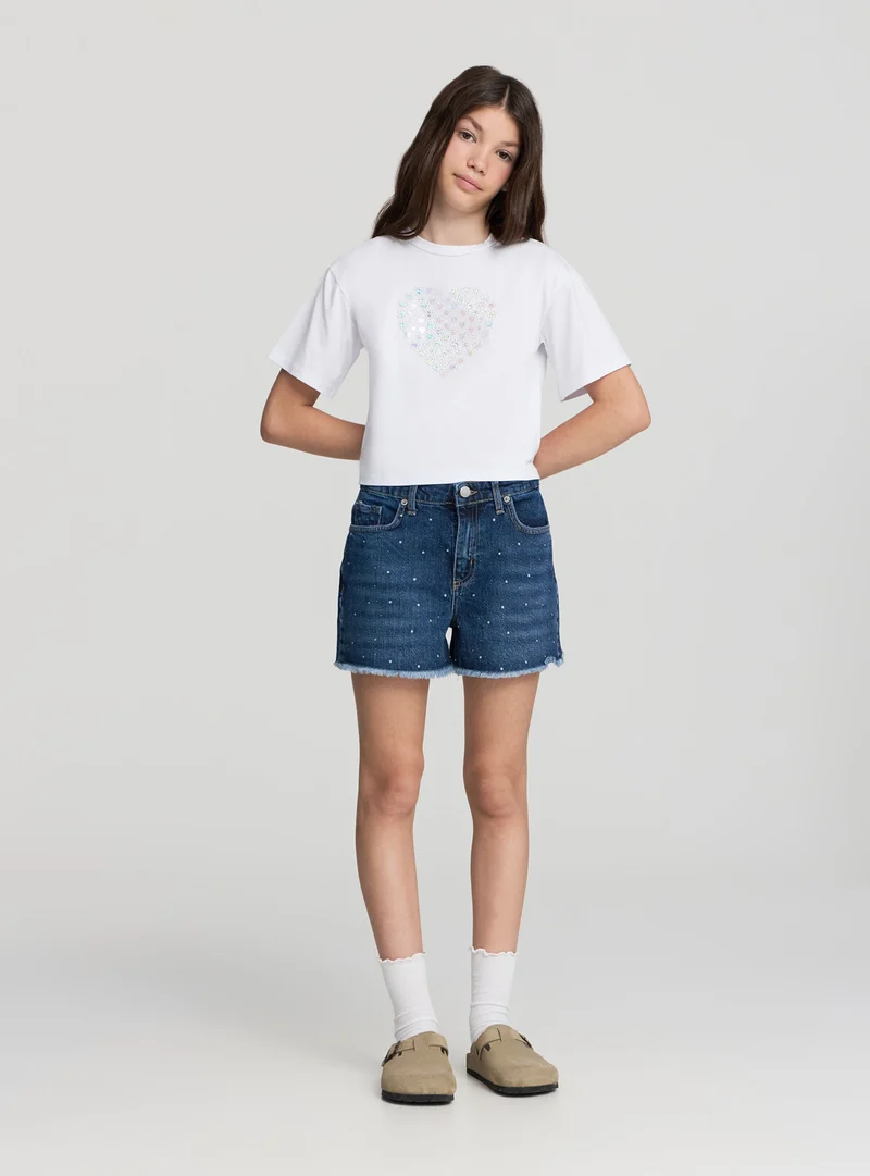 Shorts denim con strass e orlo sfrangiato