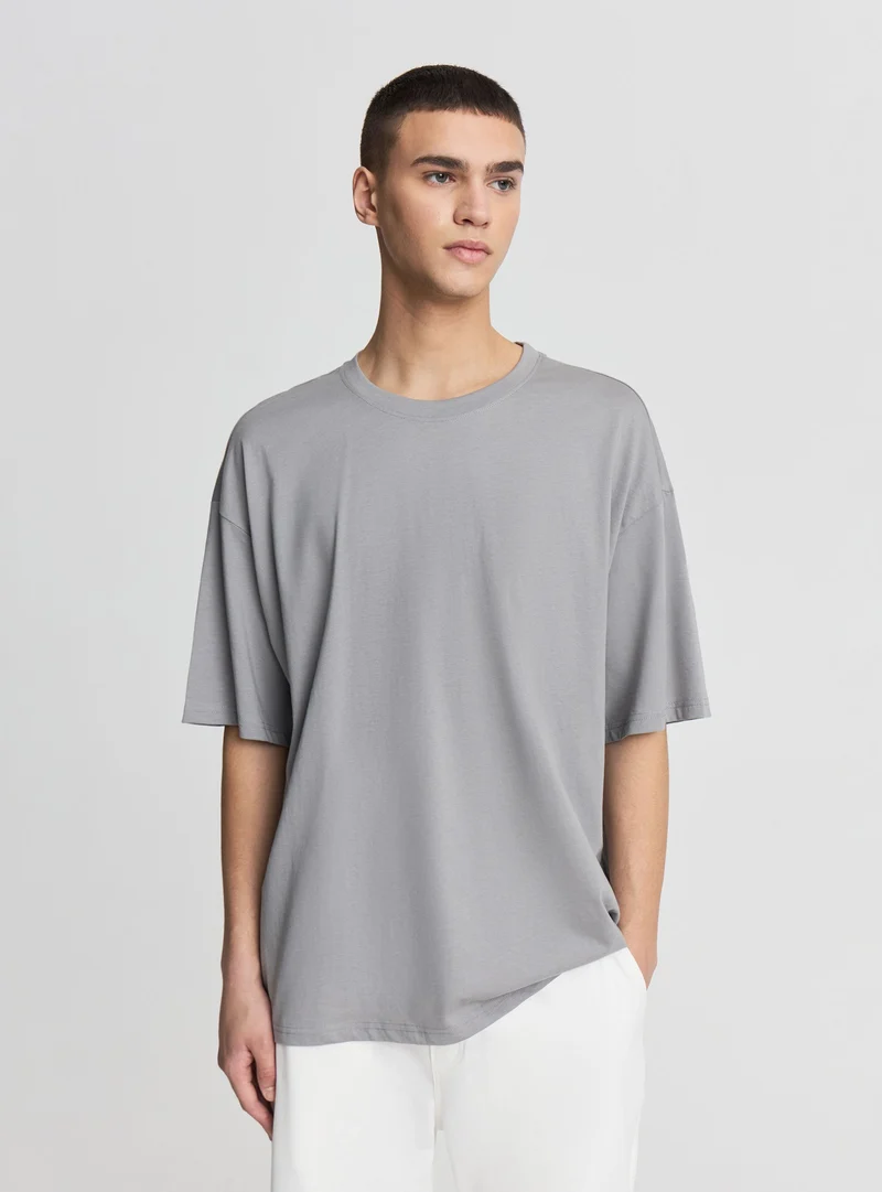 T-shirt over a tinta unita