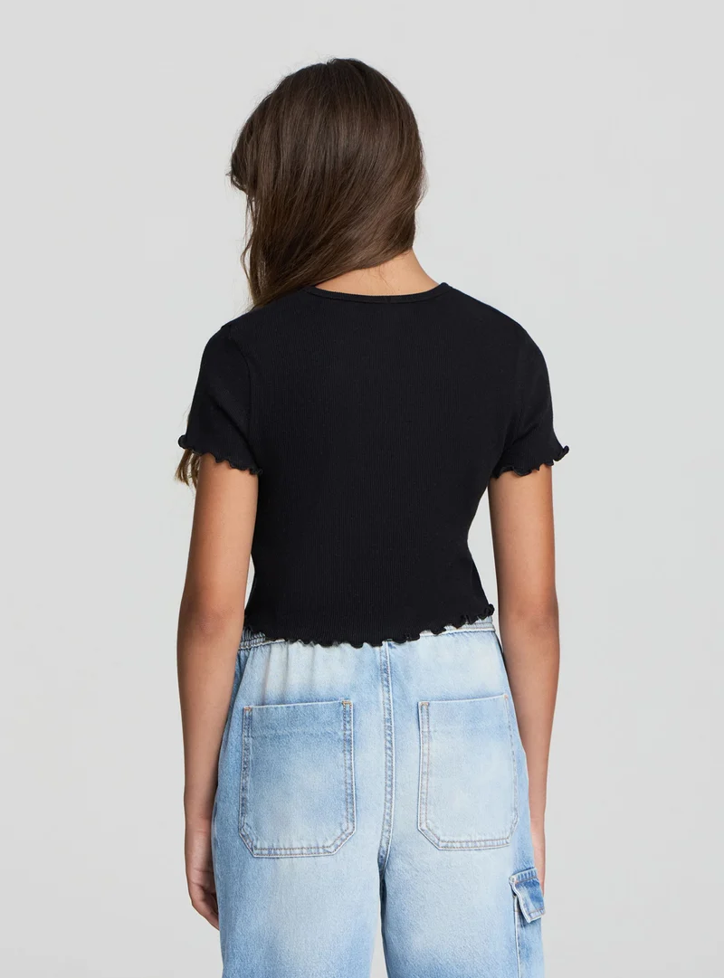 T-shirt crop con bordi ondulati