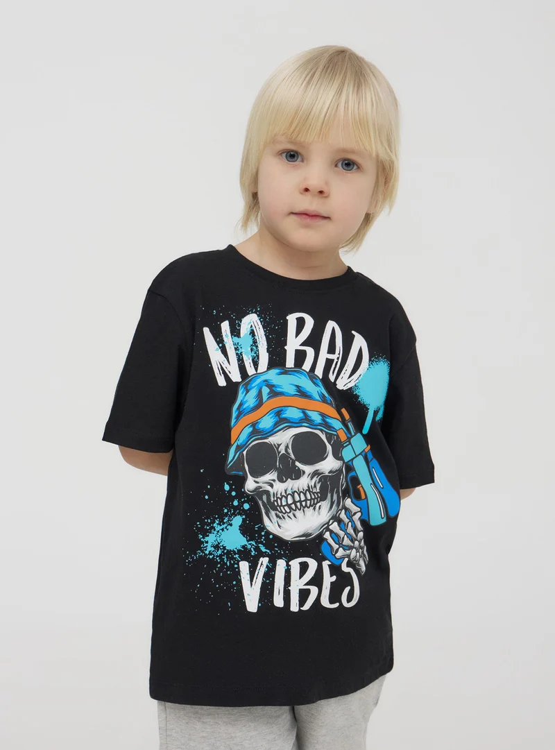 T-shirt con scritta e stampa teschio