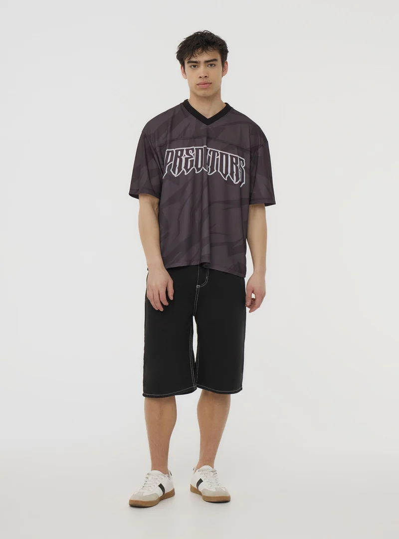 T-shirt a v stampa urban