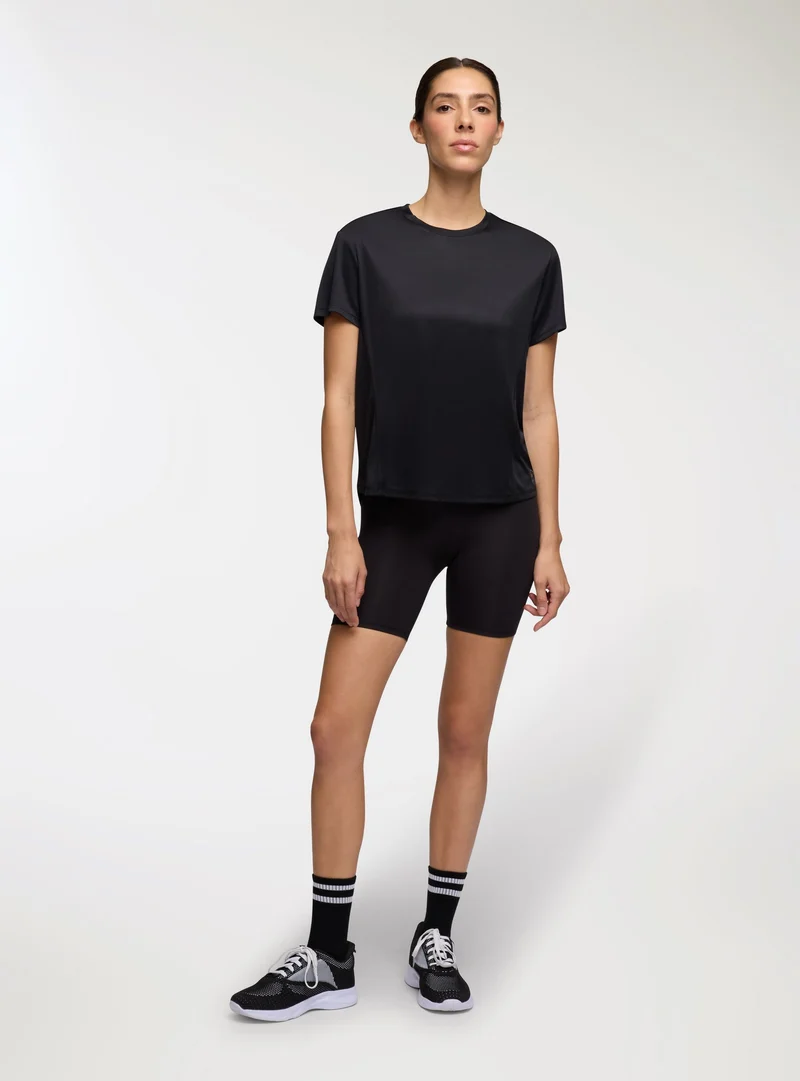 T-shirt sportiva stondata