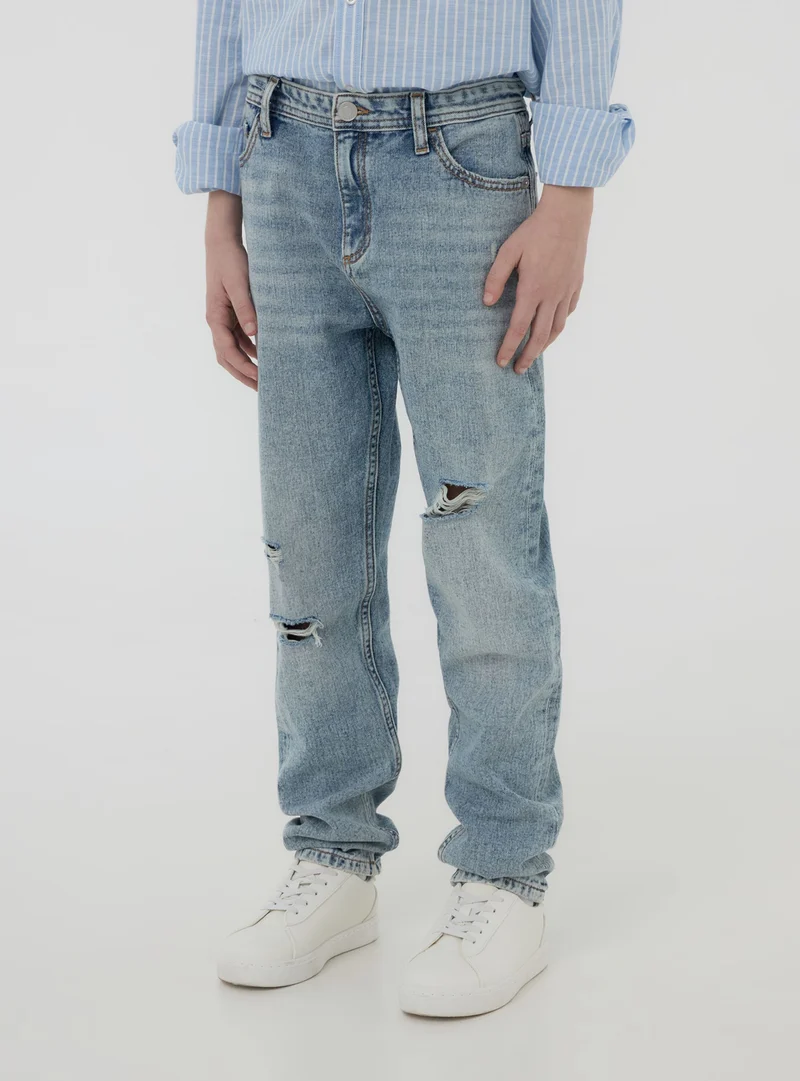 Jeans chiari loose fit con strappi