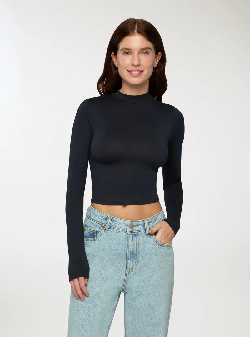 T-shirt crop a lupetto tessuto caldo
