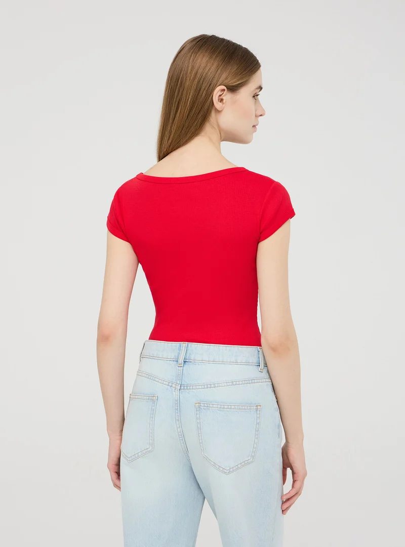 T-shirt crop tinta unita con scollo a v