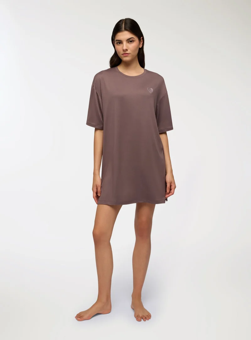 T-shirt pigiama maxi con spacchi e cuore