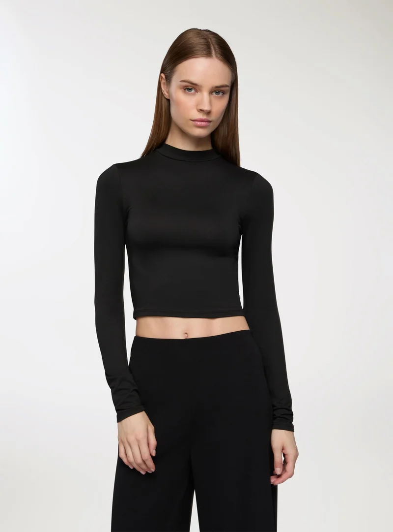 T-shirt crop a lupetto tessuto caldo