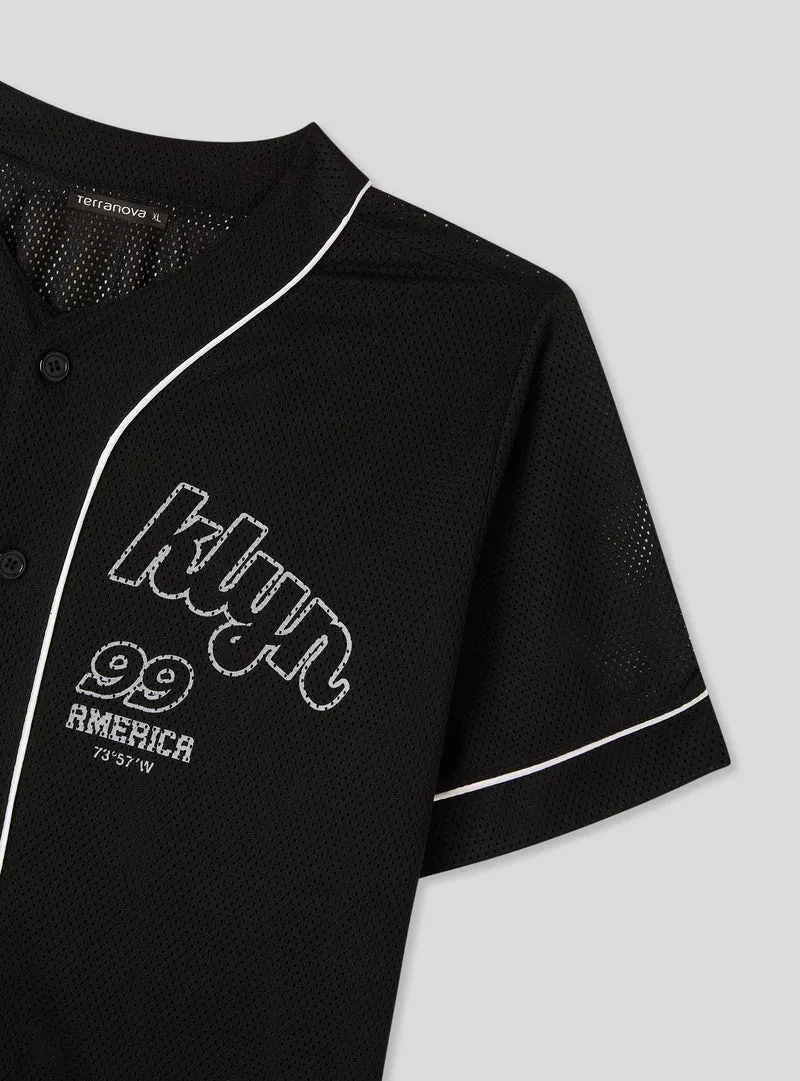 T-shirt stile baseball con scritta