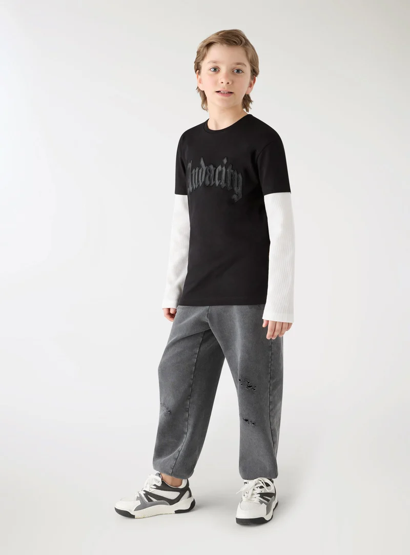 T-shirt con scritta e manica doppia