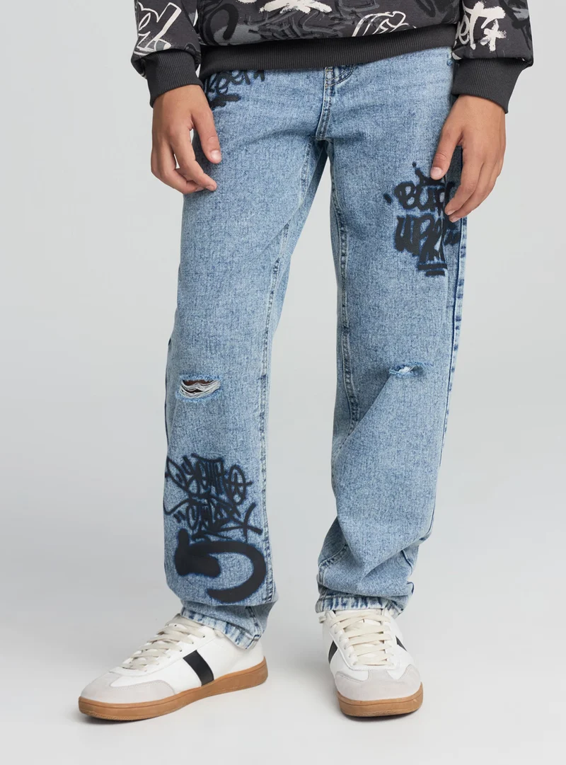 Jeans con stampa graffiti e strappi