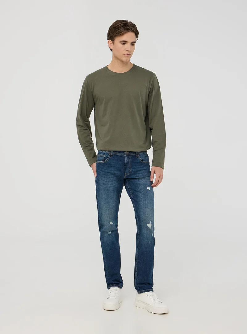 Jeans skinny scuri con piccoli strappi