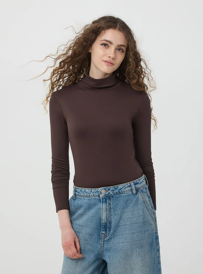 Maglia a collo alto elasticizzata