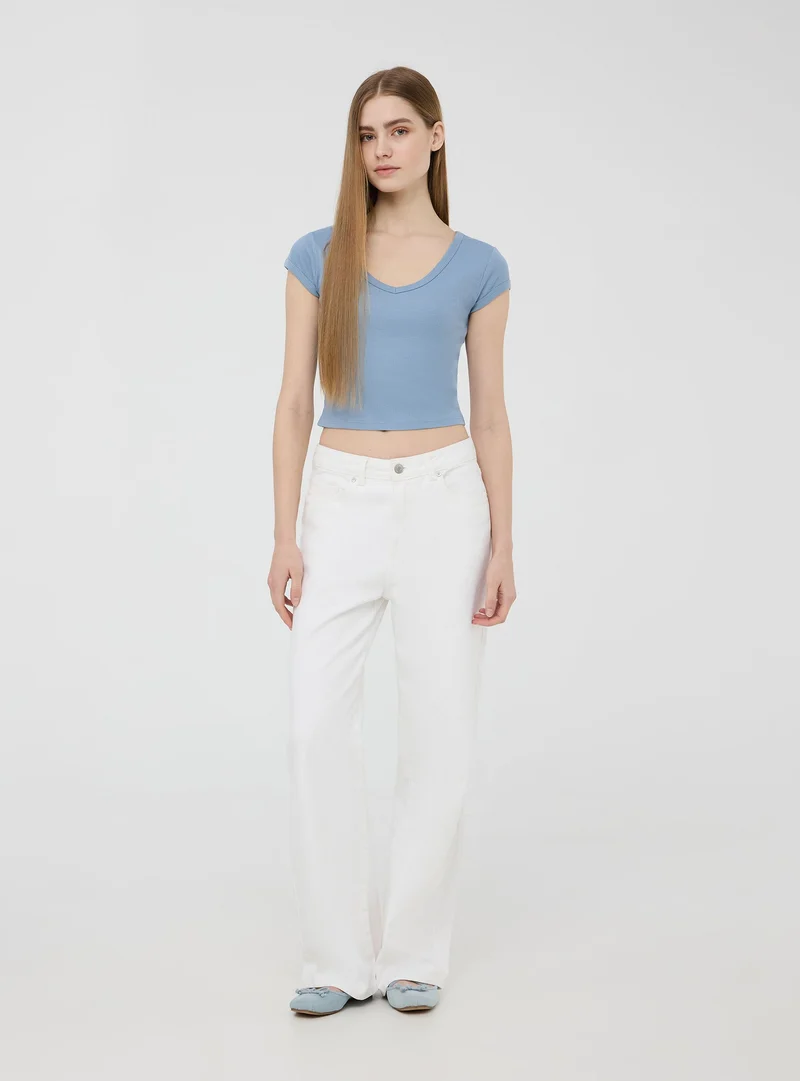 T-shirt crop tinta unita con scollo a v