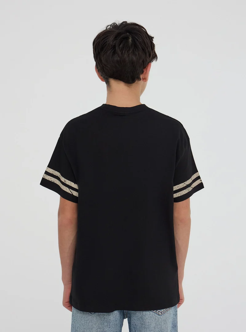 T-shirt con stampa sport e bande