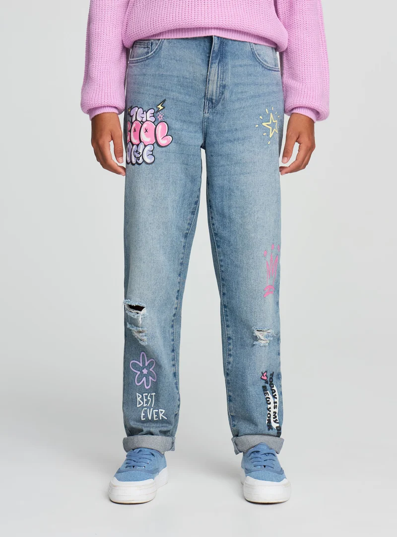 Jeans mom fit con stampe e strappi