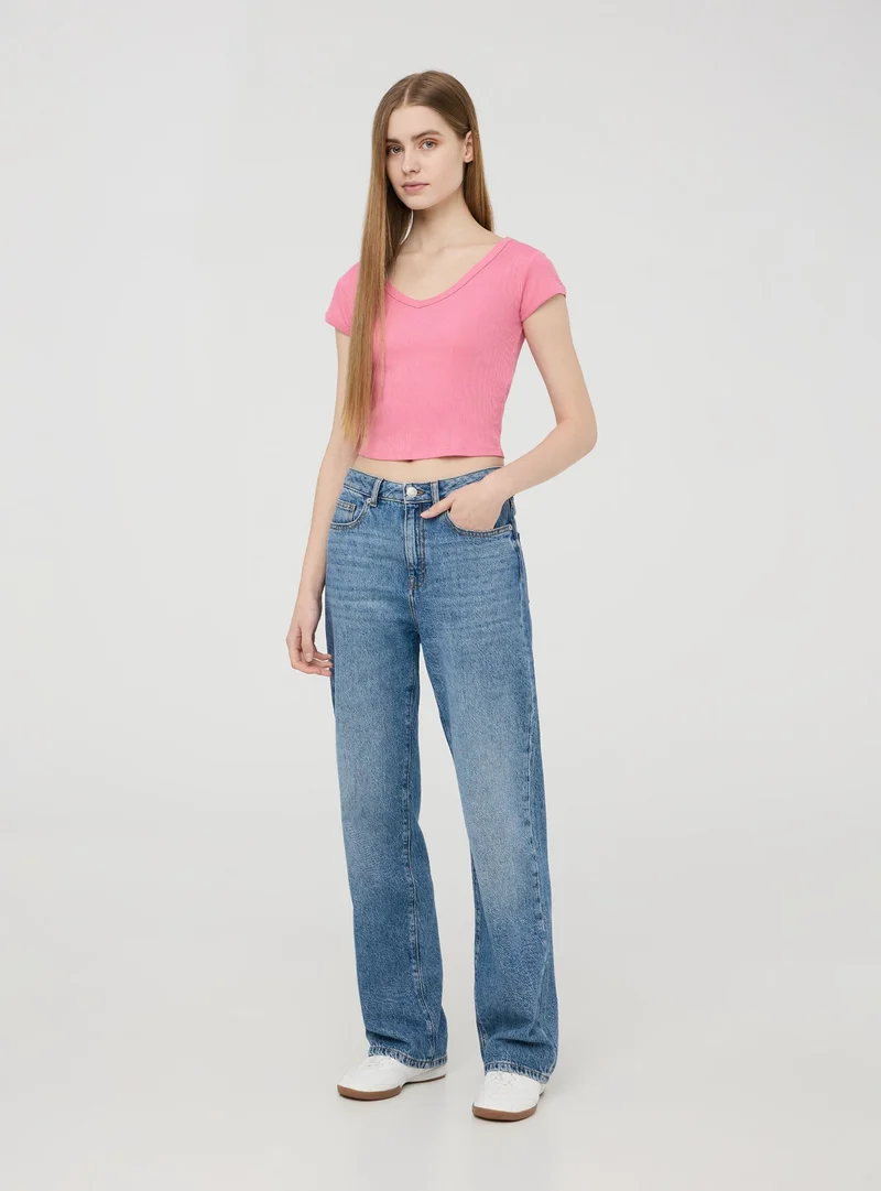 T-shirt crop tinta unita con scollo a v