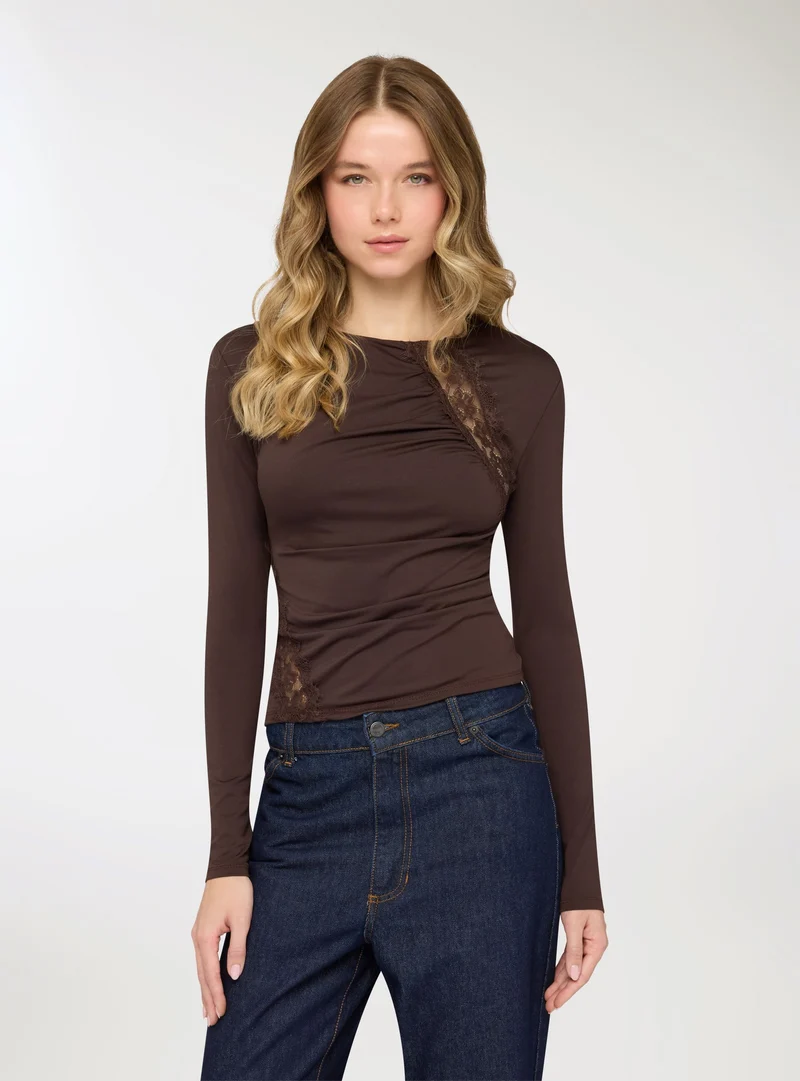 T-shirt inserti con pizzo e arricciature