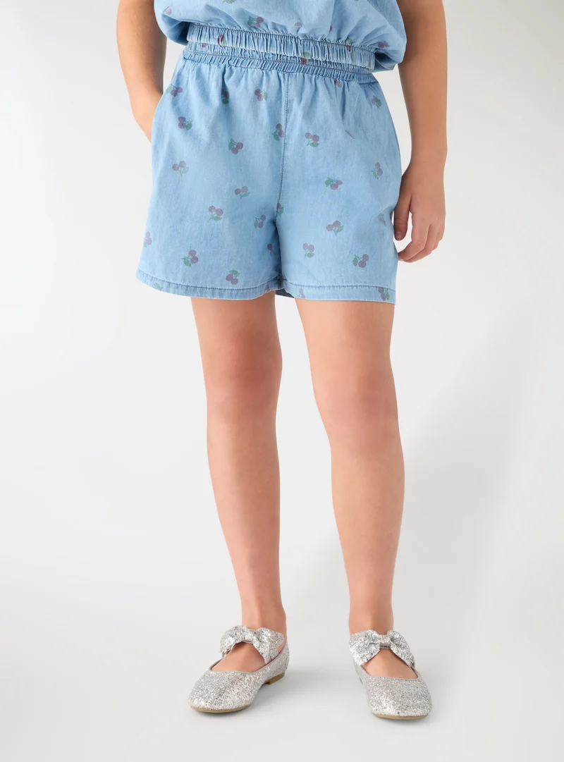 Shorts jeans con stampa ciliegie