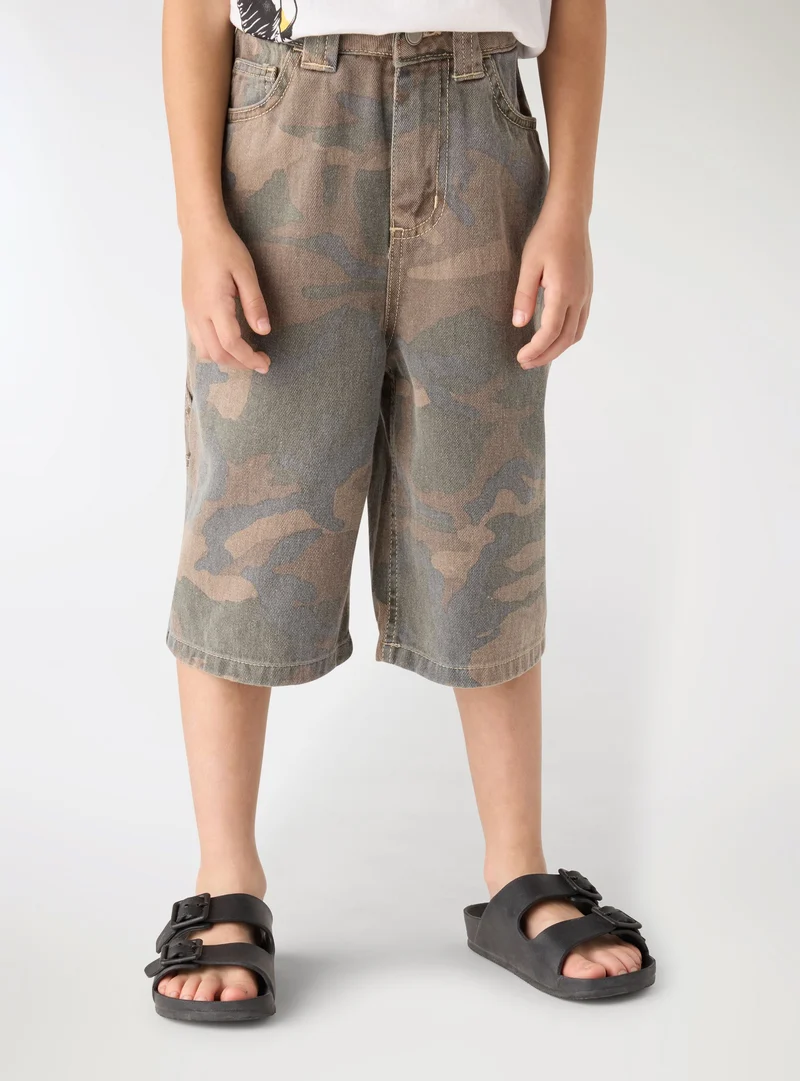 Pantaloncini bermuda cargo con stampa camouflage