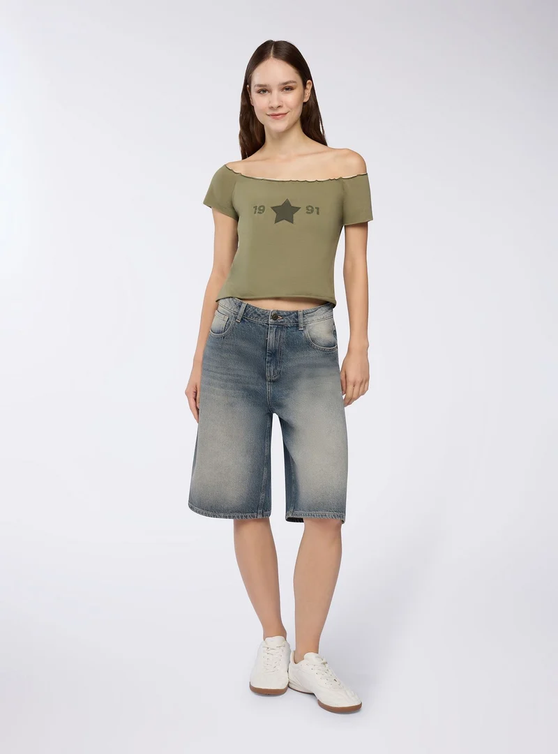 T-shirt ampia con spalle scoperte