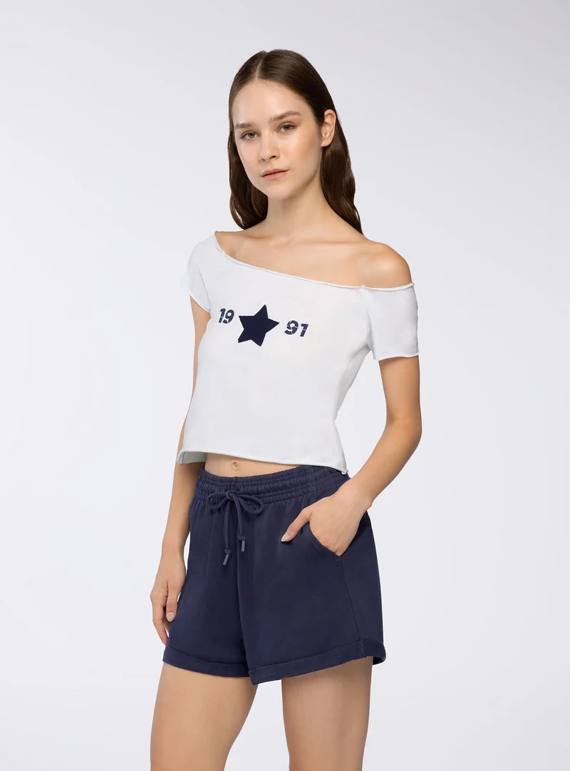 T-shirt ampia con spalle scoperte