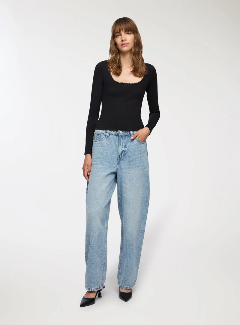 T-shirt scollo quadrato con fiocco