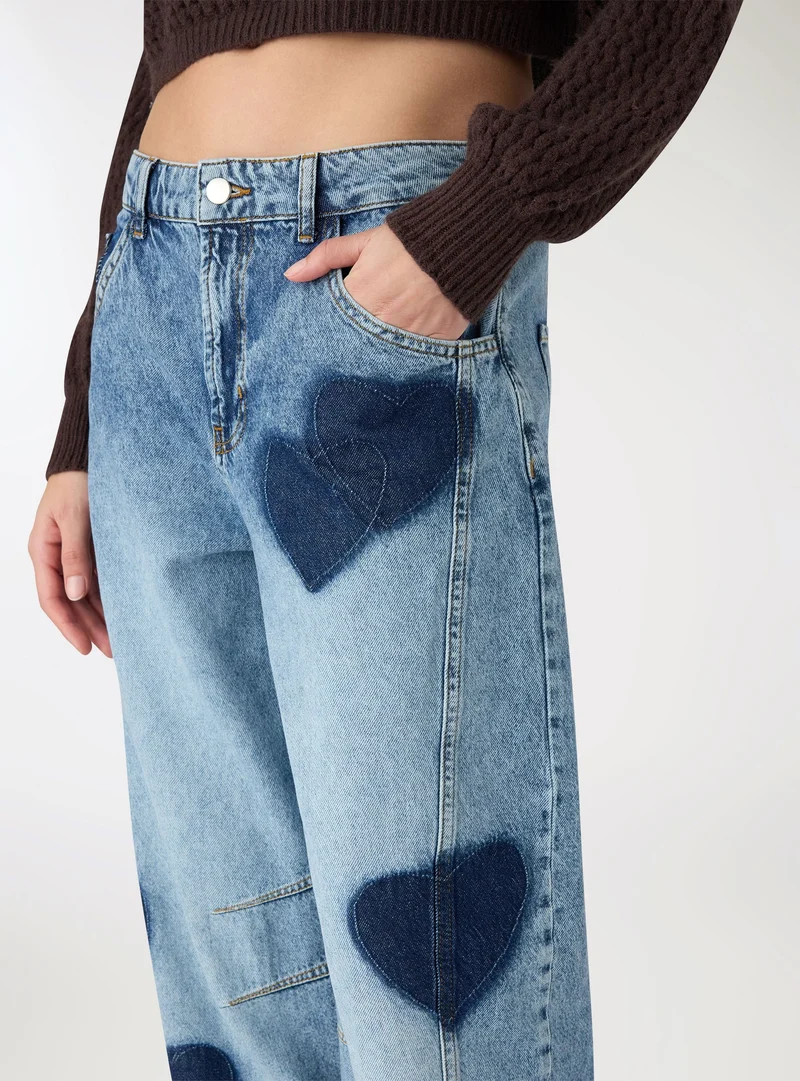 Jeans barrel con cuori applicati