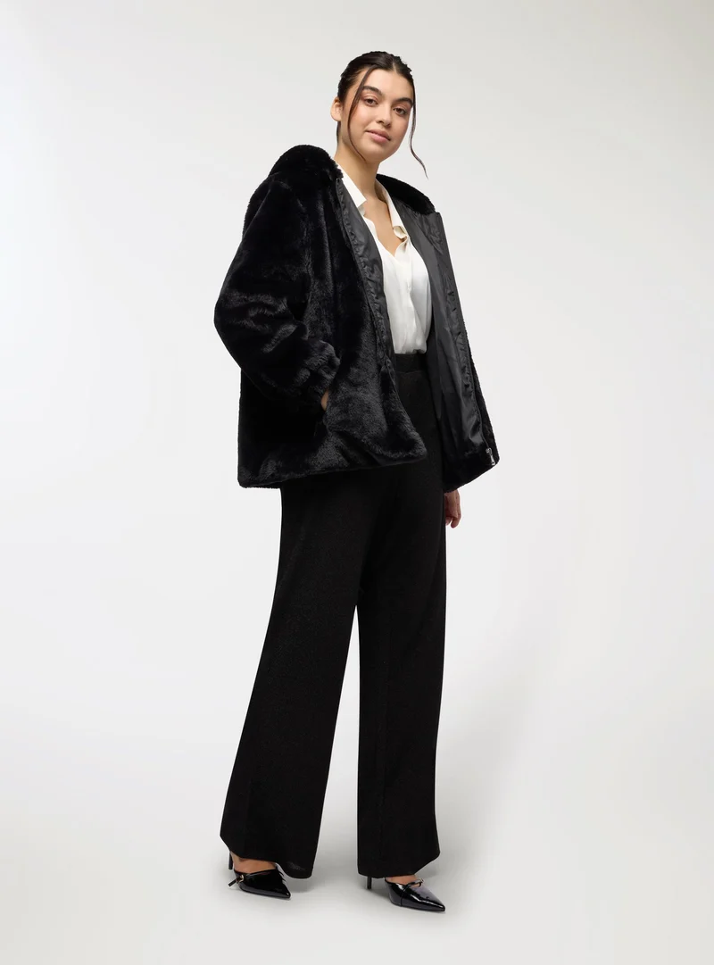 Cappotto corto in similpelliccia con cappuccio