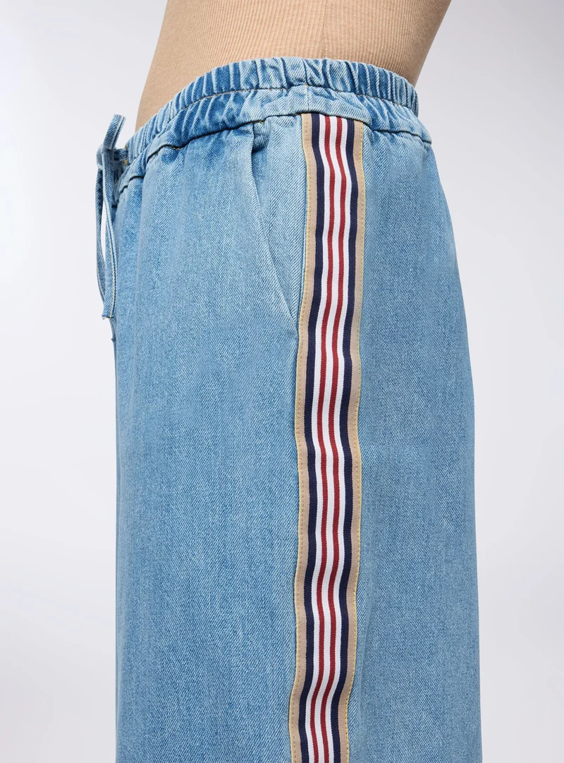 Jeans jogger con banda laterale