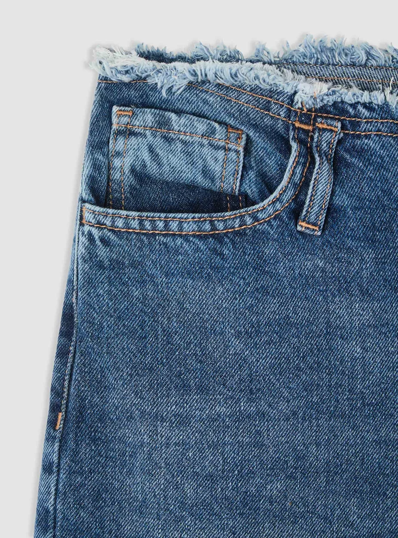 Jeans straight con vita sfrangiata e catena