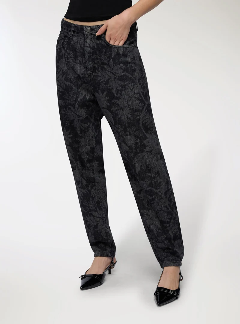 Jeans con stampa floreale