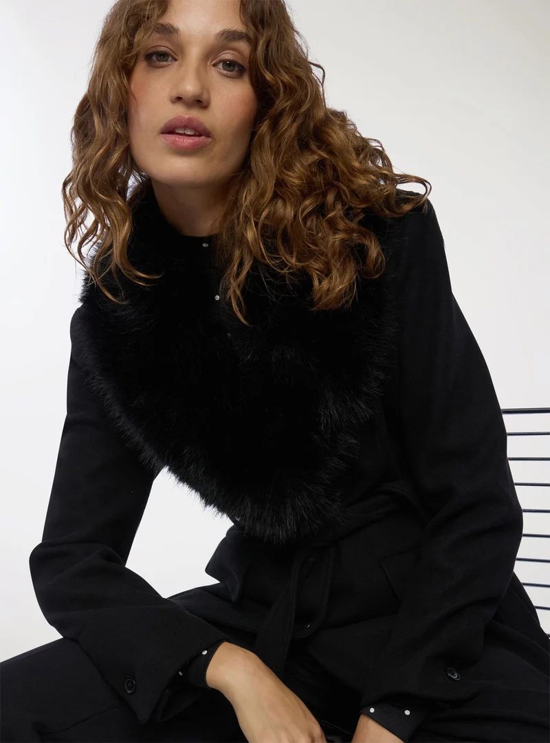 Cappotto con cintura e collo effetto pelo