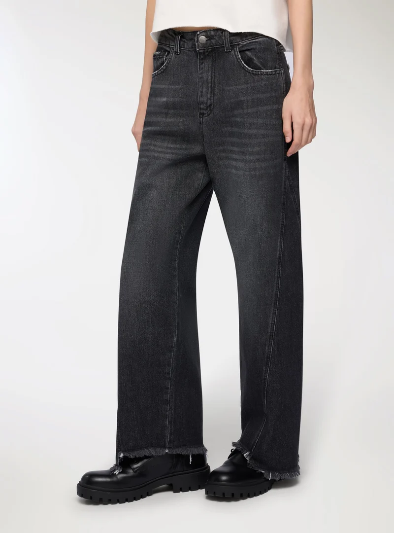 Jeans wide leg con orlo sfrangiato
