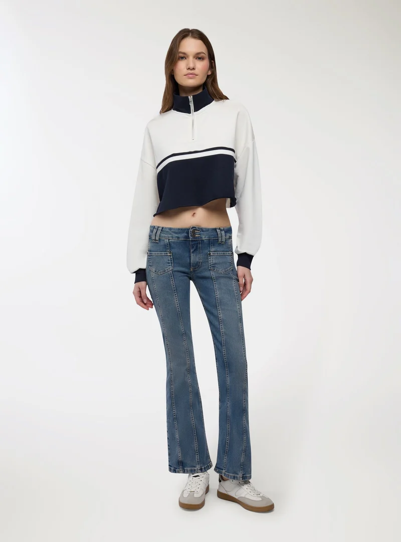 Jeans flare con tasche frontali