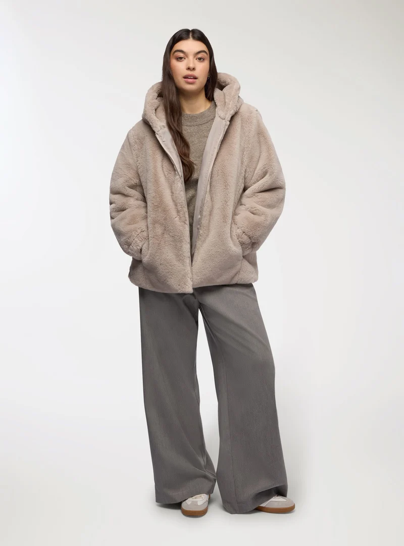 Cappotto corto in similpelliccia con cappuccio