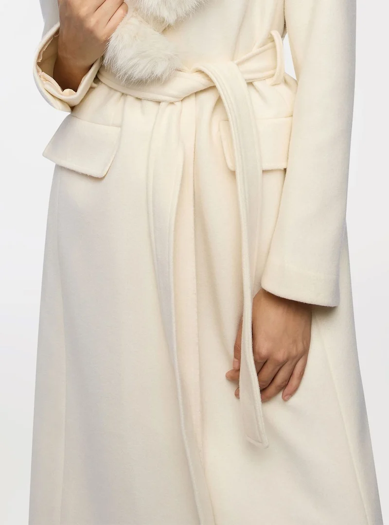 Cappotto con collo effetto pelo e cintura
