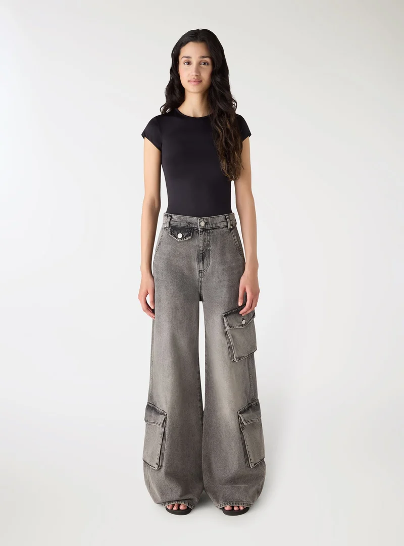 Jeans wide leg con tasche cargo