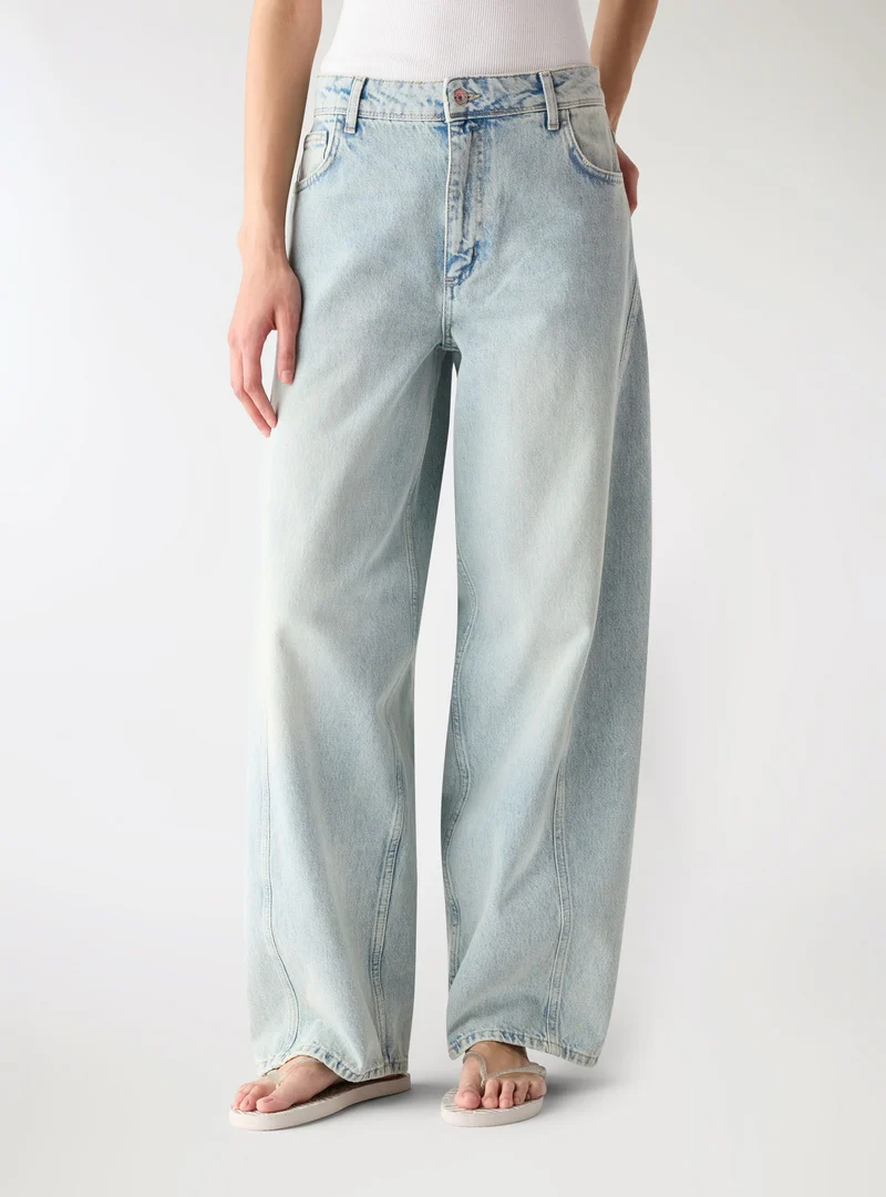 Jeans barrel con tagli laterali