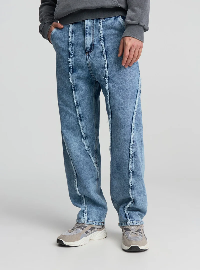 Jeans baggy con dettagli sfrangiati