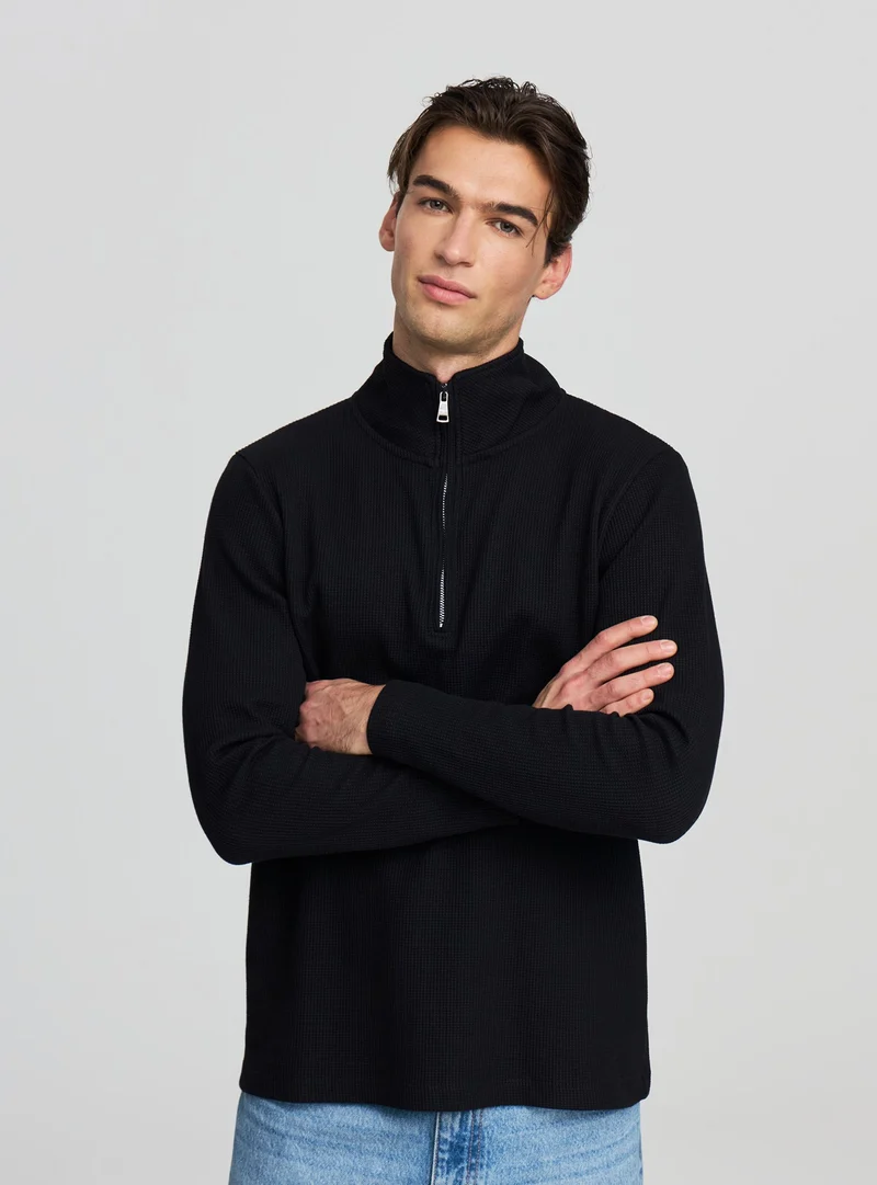 T-shirt con mezza zip