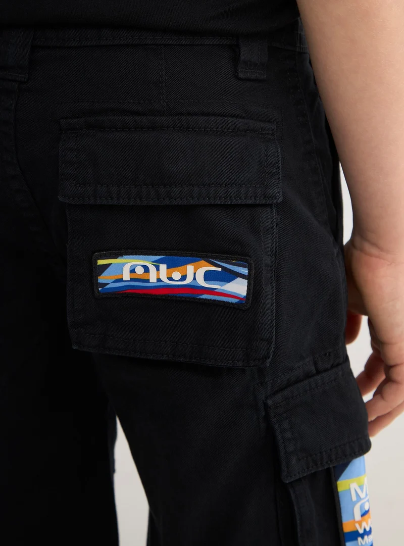 Pantaloncini cargo con patch logo