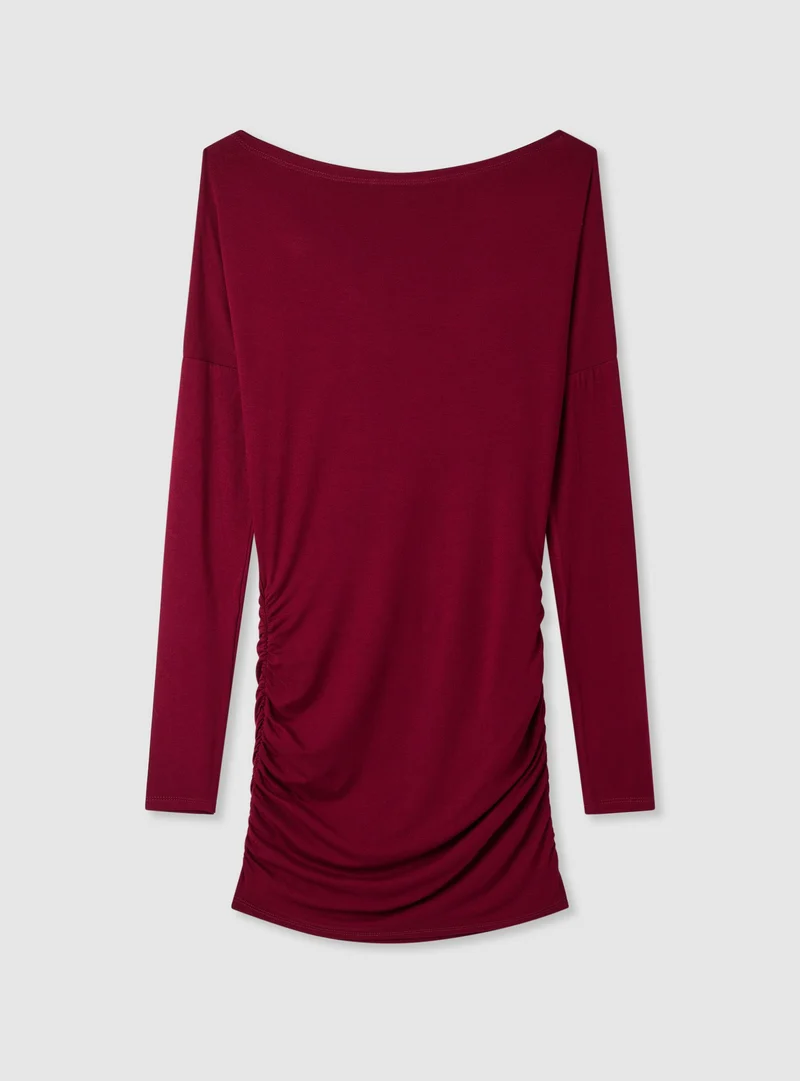 Vestito con scollo a barca e arricciature laterali